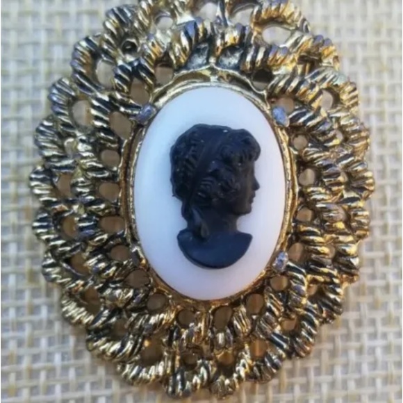 Cameo Gold Tone White and Black. 40 mm. - Picture 1 of 3